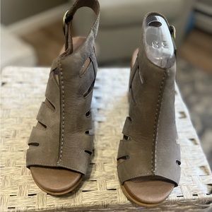 Dansko Shoes Womens Decatur Demetra Open Toe 38 Taupe